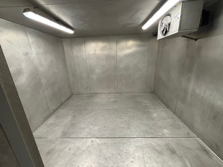 More Photos Of 1302 N 24th St, Clear Lake Fast Food For Lease