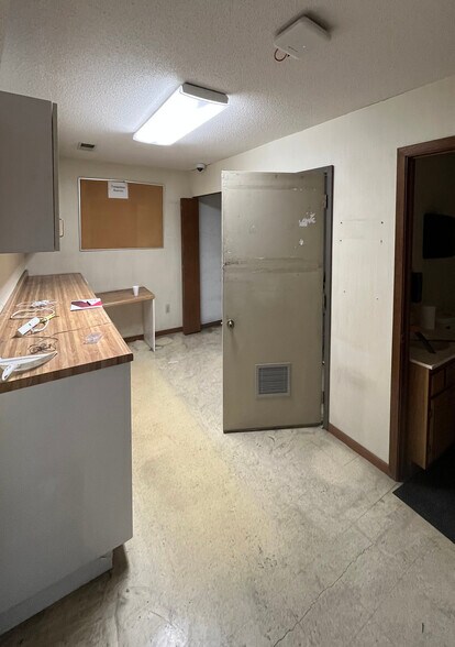 More Photos Of 4493 US-12, Willmar Truck Terminal For Lease