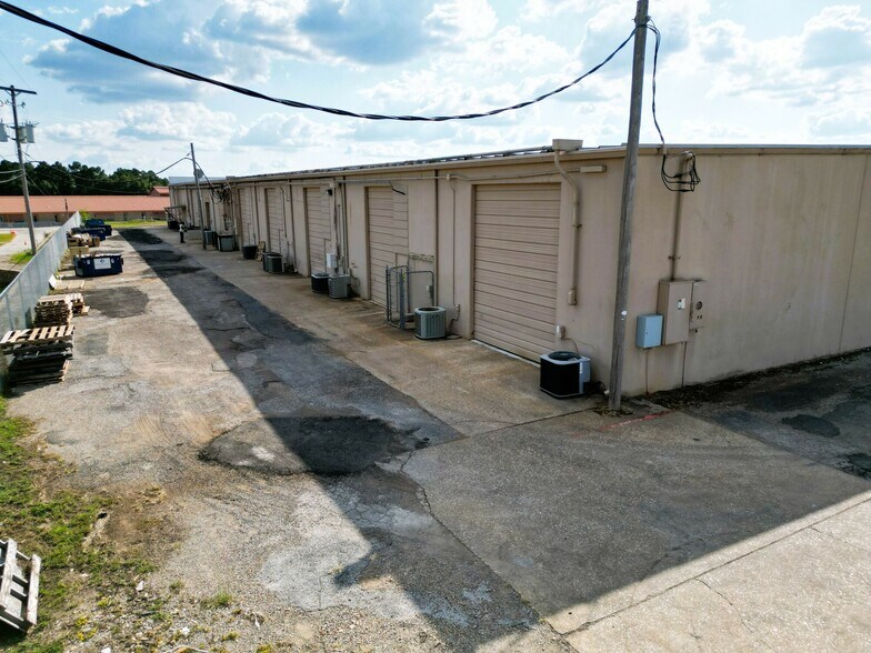 More Photos Of 440 N Eastman Rd, Longview Flex For Lease