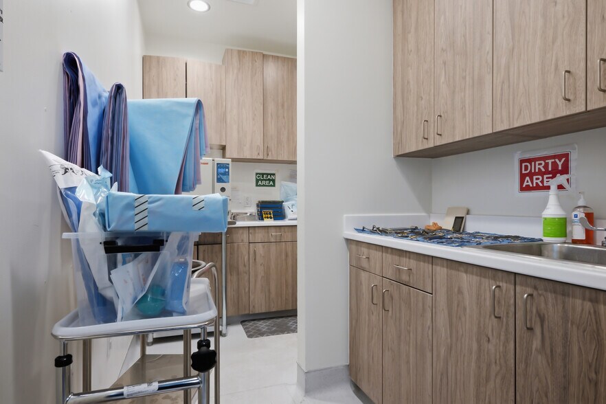 More Photos Of 5864 S Durango Dr, Las Vegas Medical For Sale