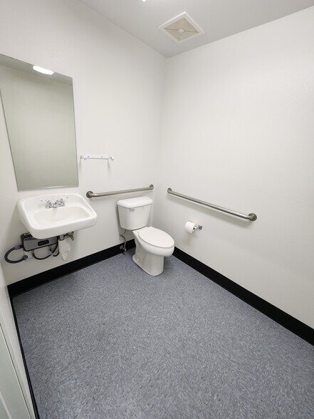 More Photos Of 2150 Kiowa Blvd N, Lake Havasu City Showroom For Lease