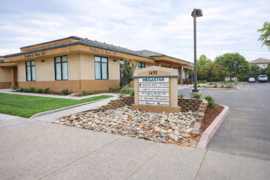 Primary Photo Of 1455 E G St, Oakdale Medical For Lease