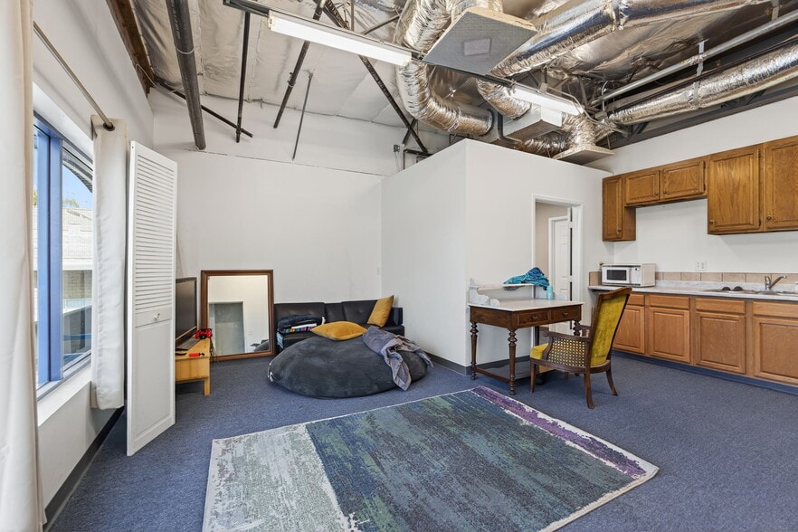 More Photos Of 4517 Market St, Ventura Light Distribution For Sale