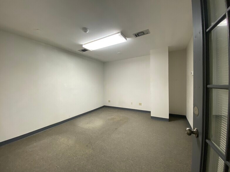More Photos Of 4770 Washington Blvd, Beaumont Light Distribution For Sale