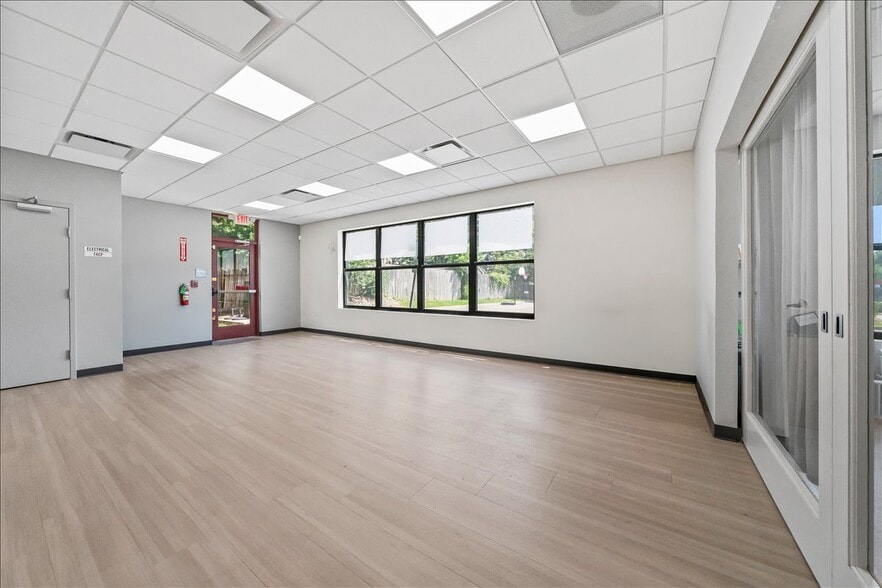 More Photos Of 1430 Poplar Ave, Memphis Office For Sale