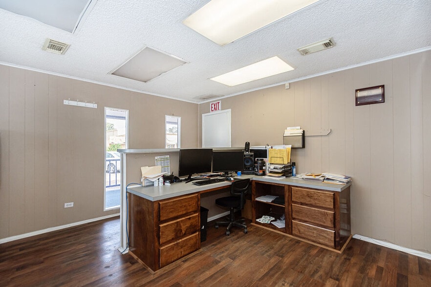 More Photos Of 120 E Mulberry St, Angleton Auto Dealership For Sale