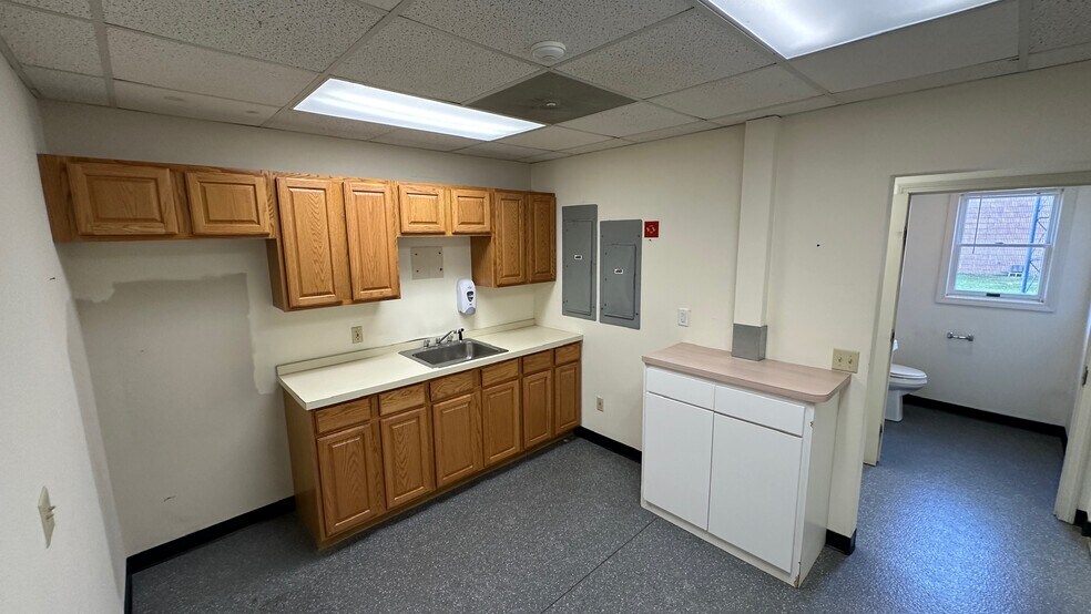 More Photos Of 16 Jan Sebastian Dr, Sandwich Office For Sale