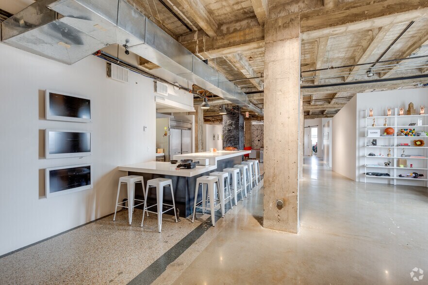 More Photos Of 624 S Boston Ave, Tulsa Office For Sale