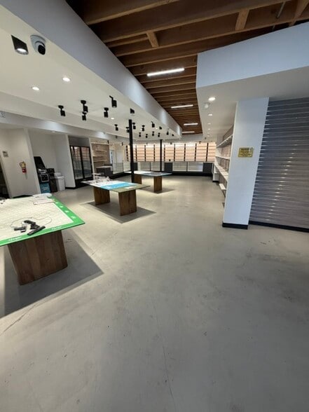 More Photos Of 10835-10845 Vanowen St, North Hollywood Warehouse For Lease