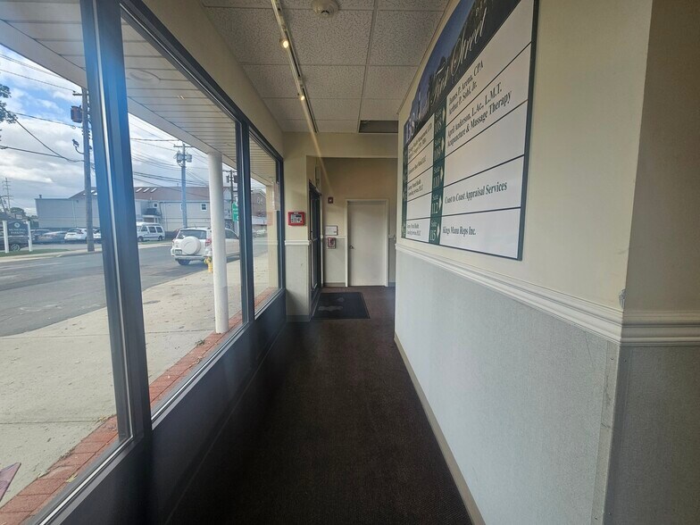 More Photos Of 125 S Wellwood Ave, Lindenhurst Office For Lease