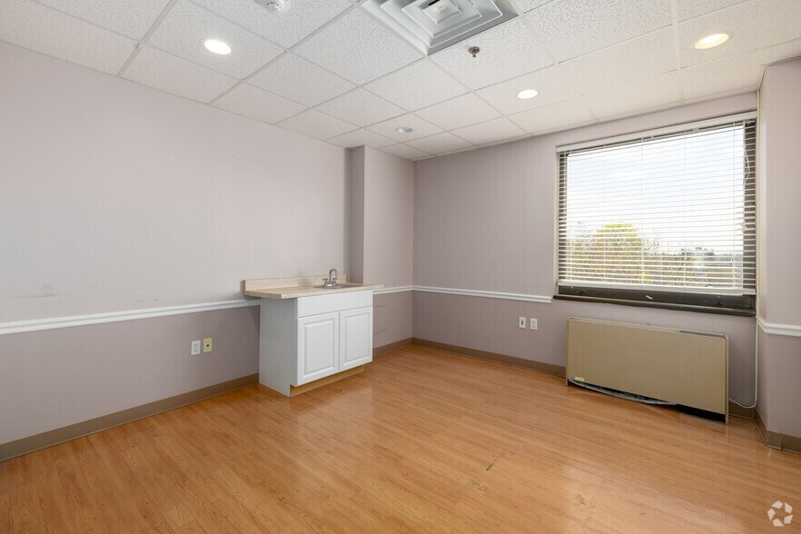 More Photos Of 680 Broadway, Paterson Unknown For Lease