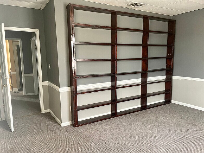 100 W Unaka Ave, Johnson City, TN 37604 Office For Sale