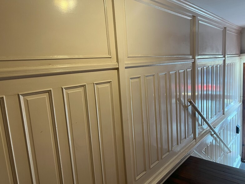 More Photos Of 7-9 E Bay St, Savannah Bar For Sale