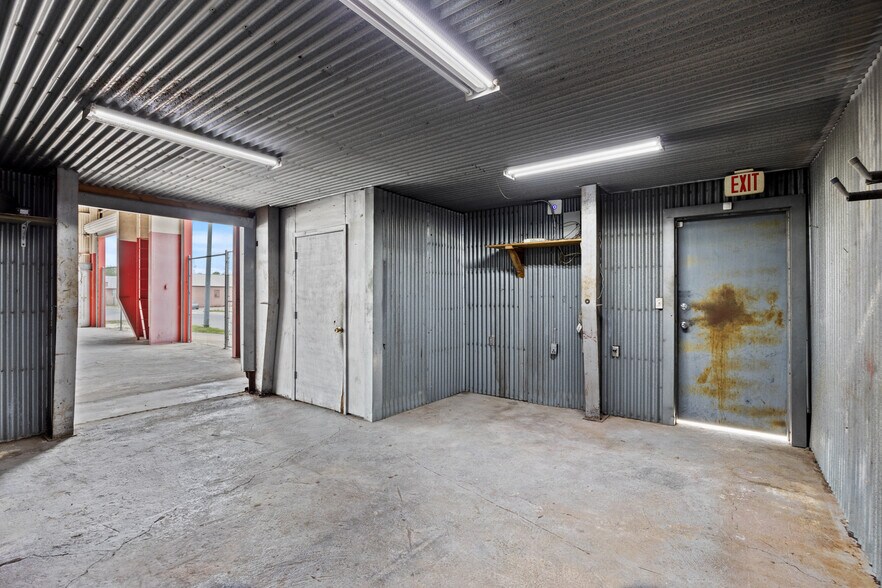 More Photos Of 1127 Bowie St, Seguin Industrial For Sale