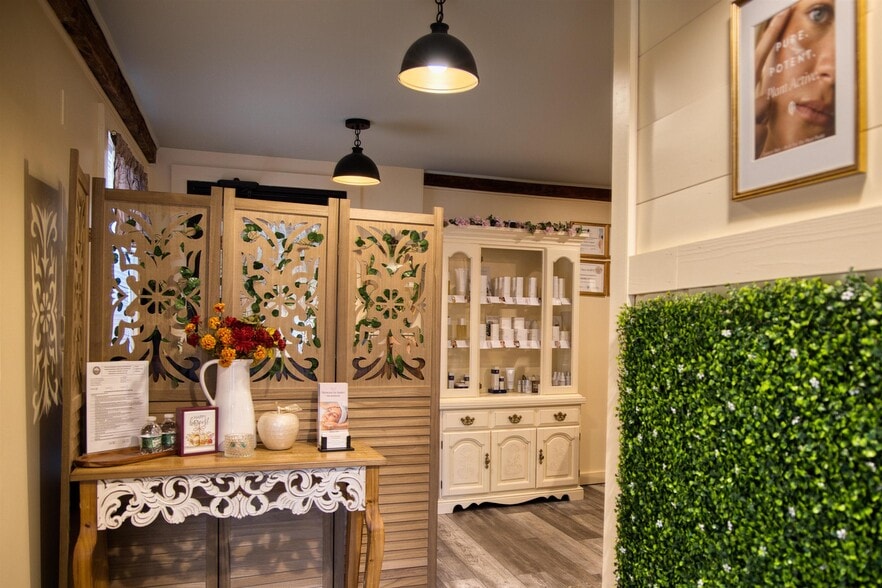 More Photos Of 24 Pleasant St, Conway Office For Sale