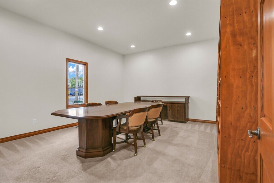 More Photos Of 606 W Oak St, Fairbury Office For Sale
