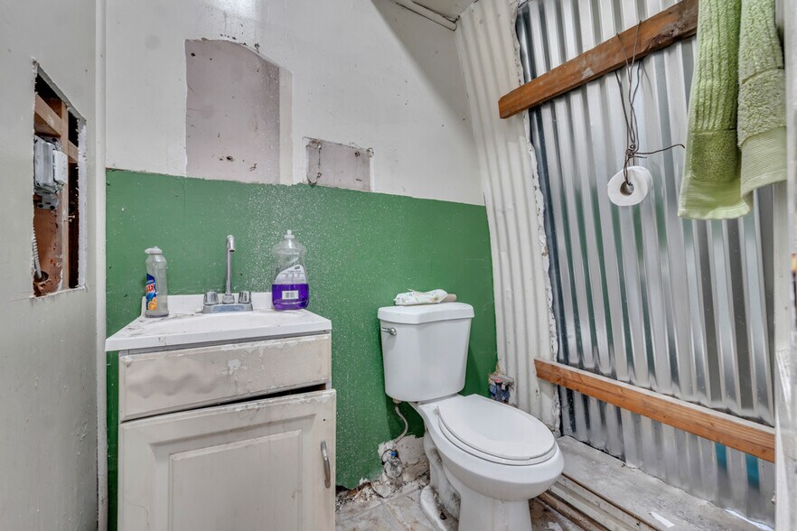 More Photos Of 1626-1640 Pine St, Oxnard Warehouse For Sale