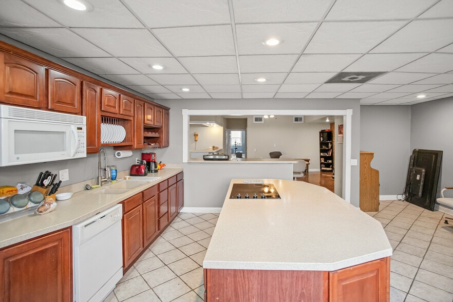 More Photos Of 314 State St, Alton Restaurant For Sale