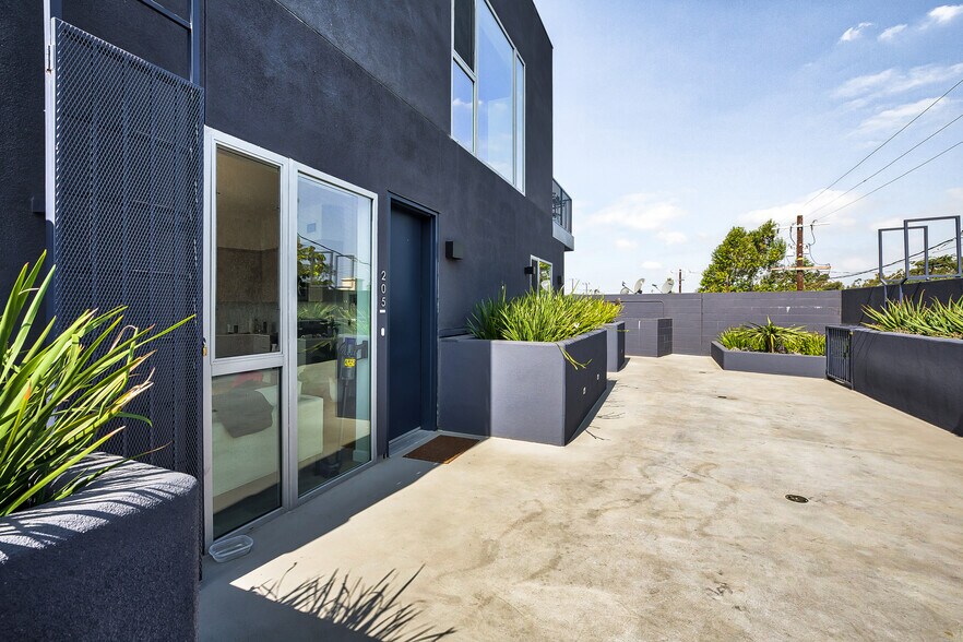 More Photos Of 5135 W Adams Blvd, Los Angeles Apartments For Lease