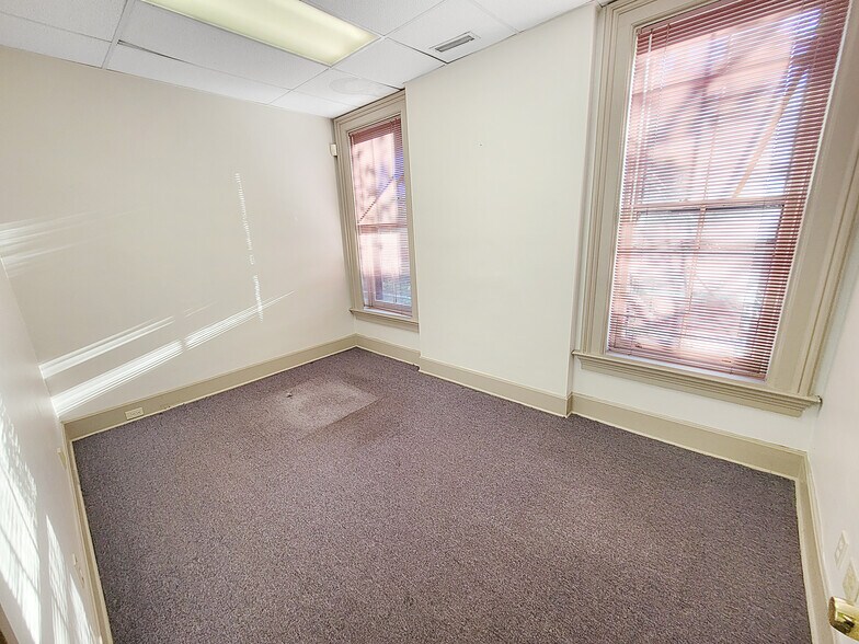 More Photos Of 1730 Madison Rd, Cincinnati Office For Sale