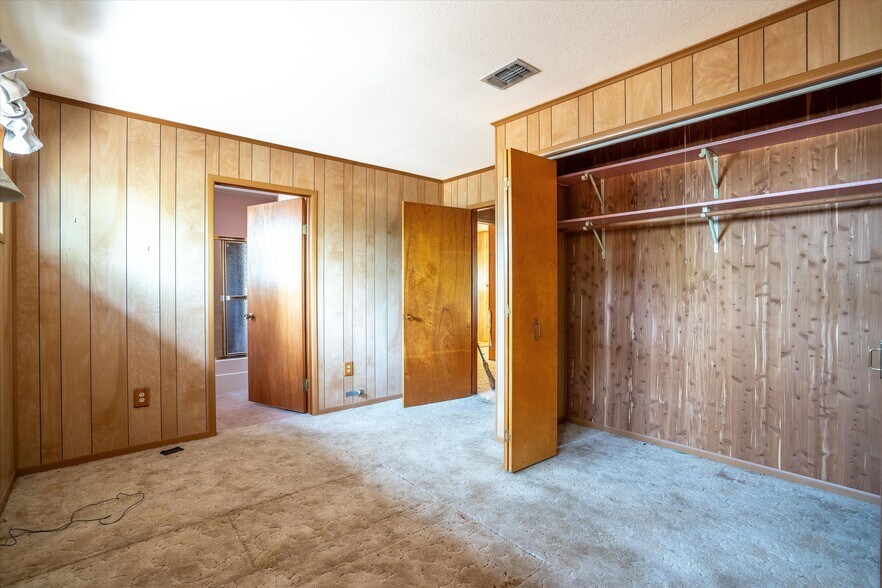 More Photos Of 22 Chaparral Dr, Fredericksburg Storefront Retail Office For Sale