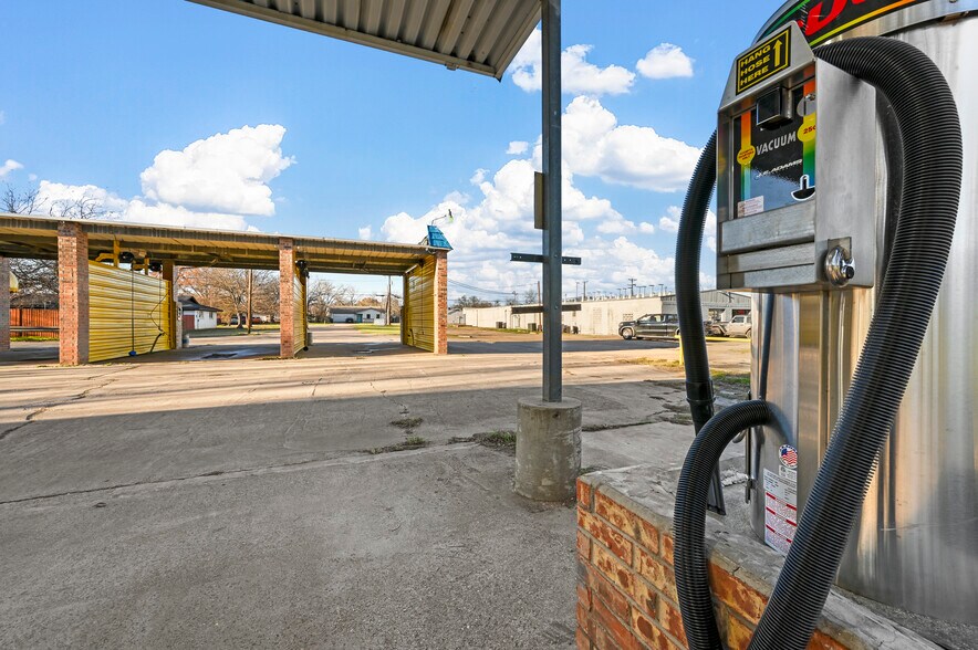 More Photos Of 805 Poindexter Ave, Cleburne Carwash For Sale