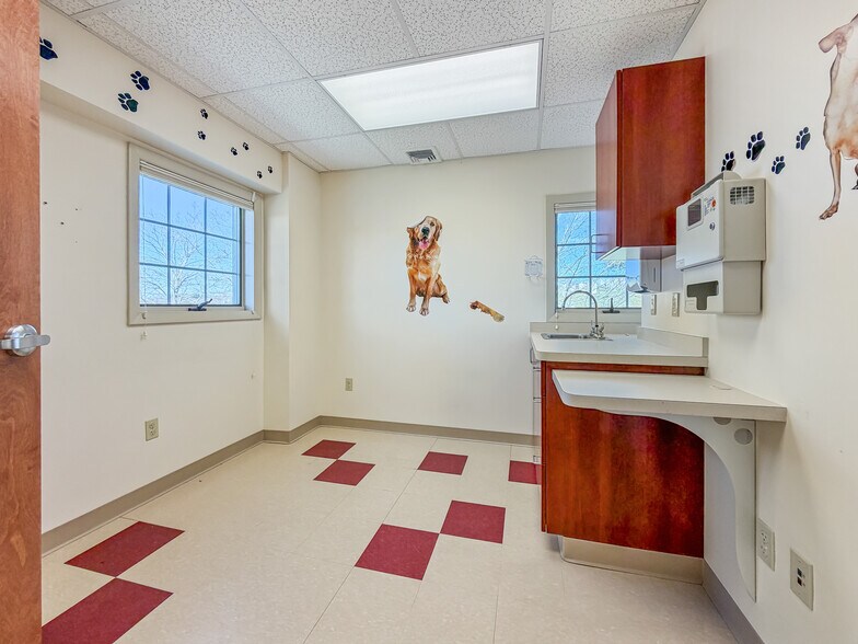 More Photos Of 42 E High St, East Hampton Storefront Retail Office For Lease