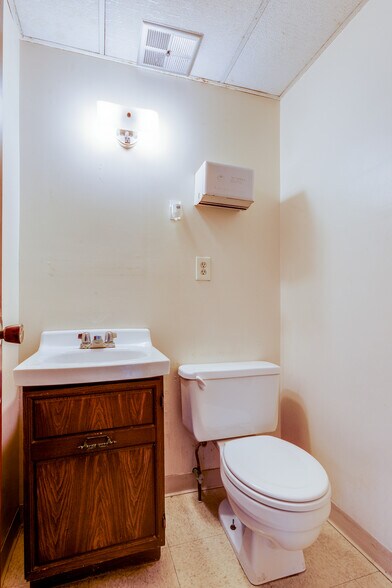 More Photos Of 6300 Forward Ave, Pittsburgh Storefront Retail Residential For Lease