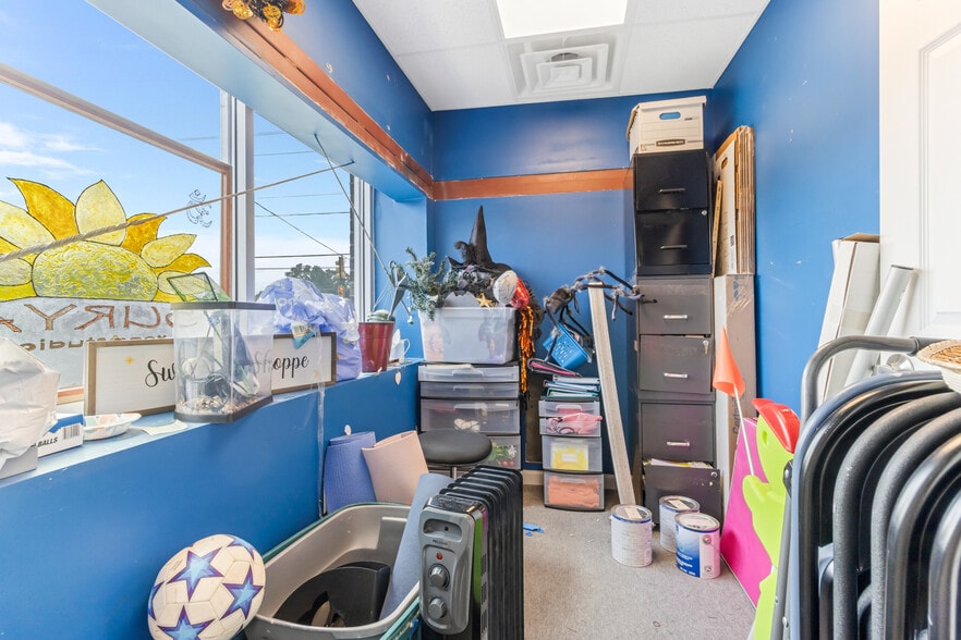 More Photos Of 414 W Fernwood Dr, Simpsonville General Retail For Sale