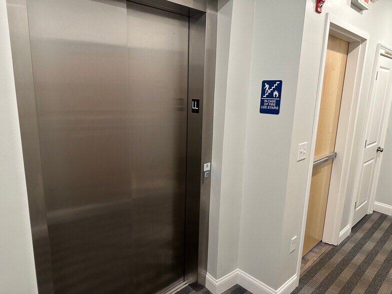 More Photos Of 1004 Princetown Rd, Schenectady Office For Lease