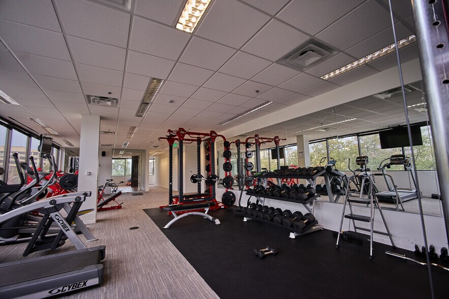 More Photos Of 104 Decker Ct, Irving Unknown For Lease