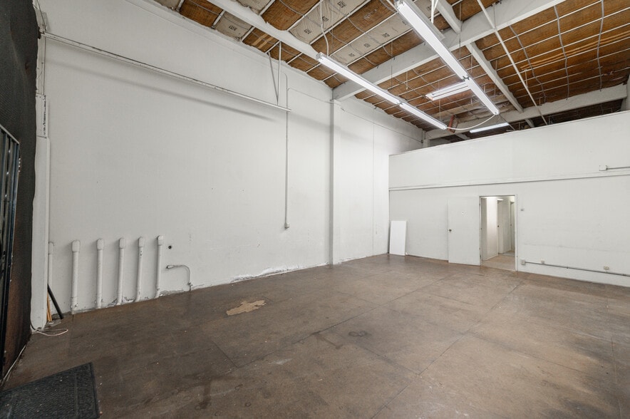 More Photos Of 711 W 17th St, Costa Mesa Light Manufacturing For Sale