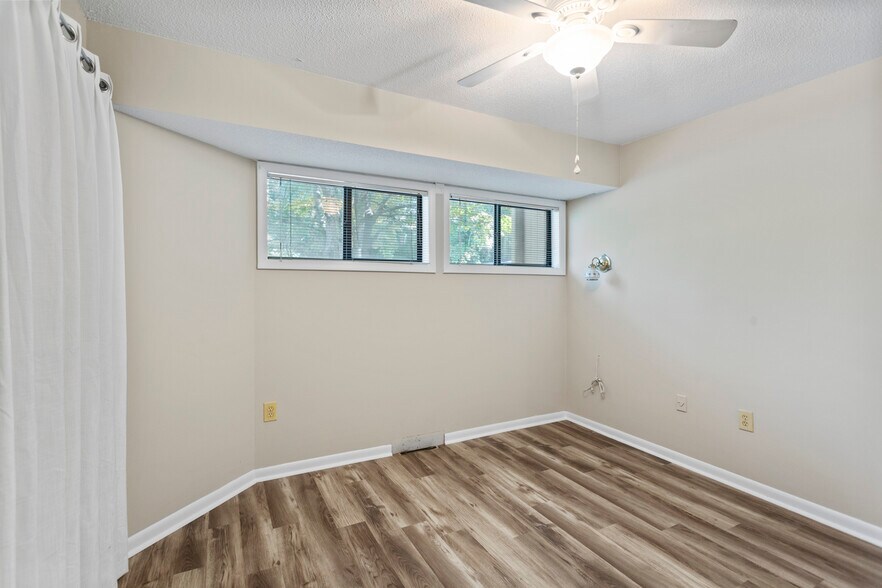 More Photos Of 400 Foxfire Ct, Seneca Apartments For Sale