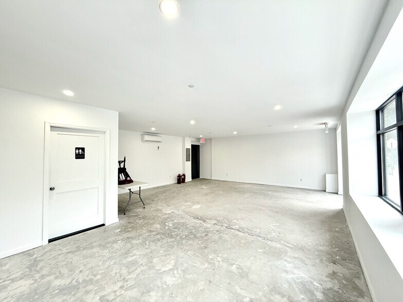 More Photos Of 15007 41st Ave, Flushing Flex For Lease