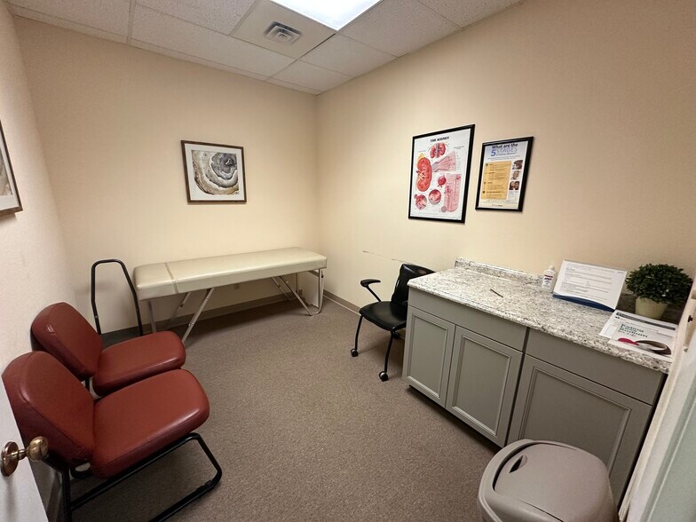 More Photos Of 3801 Bee Ridge Rd, Sarasota Storefront For Lease