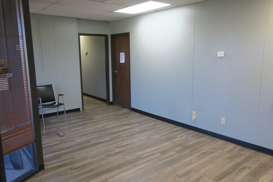 More Photos Of 3600 S Council Rd, Oklahoma City Manufacturing For Lease