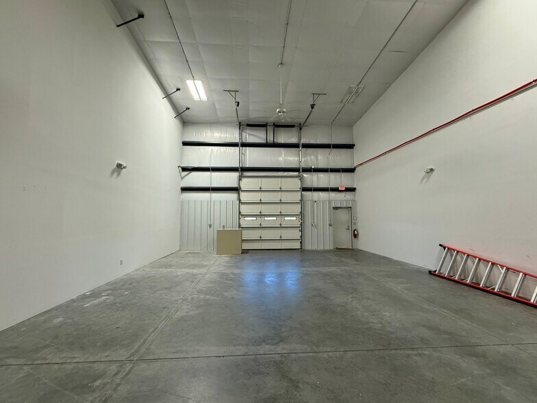 More Photos Of 207 Airport Rd, Fayetteville Light Manufacturing For Lease