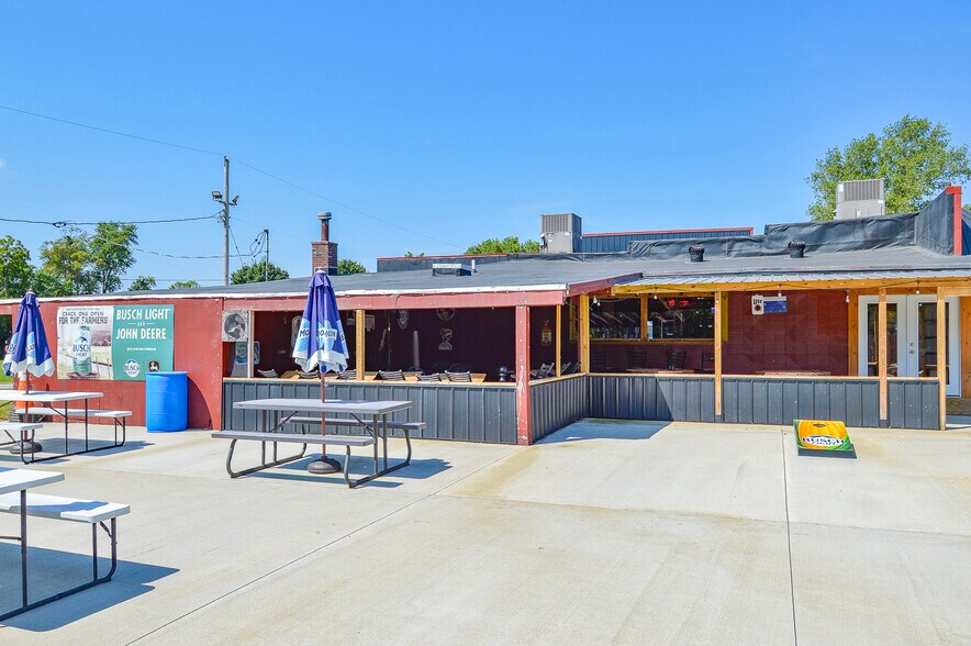 More Photos Of 402 W Deck St, New Douglas General Retail For Sale