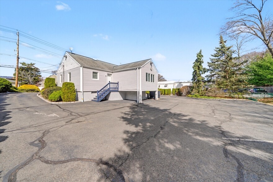 More Photos Of 75 Ramapo Rd, Garnerville Office For Lease