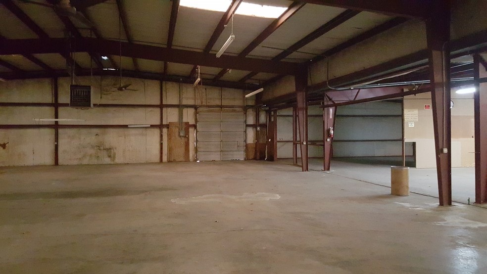 More Photos Of 440 N Broadway St, Joshua Manufacturing For Lease