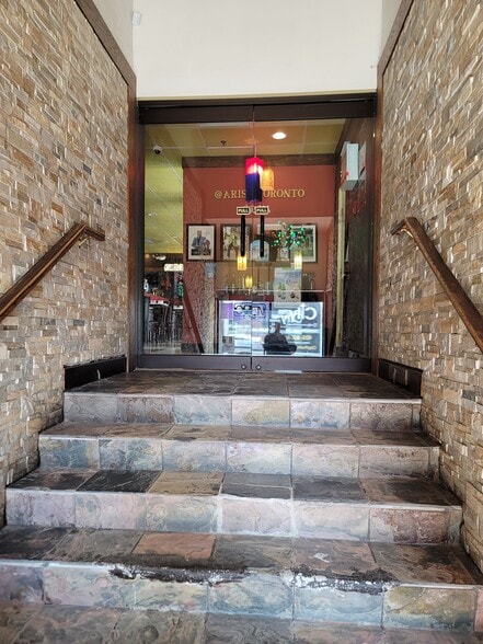 More Photos Of 584 Bloor St W, Toronto Restaurant For Lease