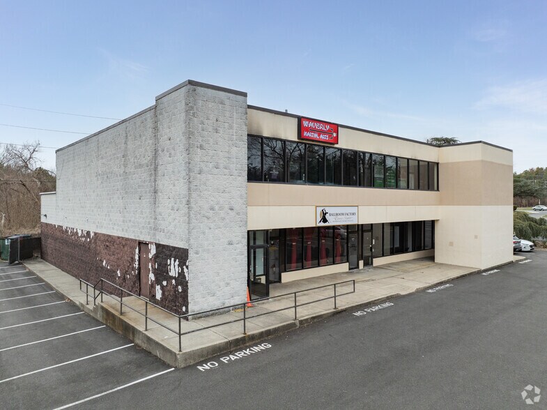 More Photos Of 620 Waverly Ave, Patchogue Storefront Retail Office For Lease