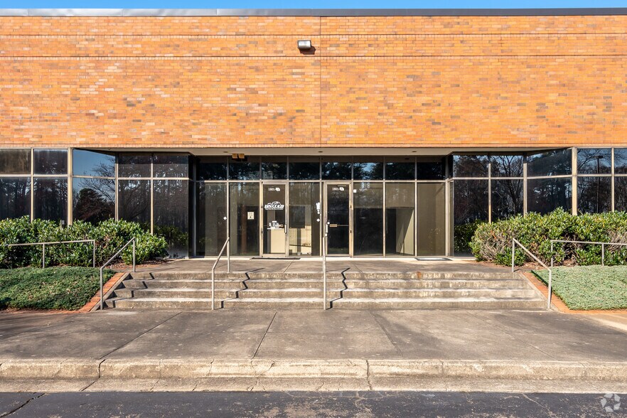 More Photos Of 1801 W Oak Pky, Marietta Warehouse For Lease