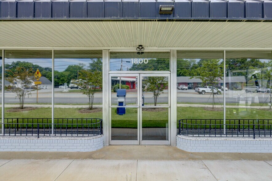 More Photos Of 1800 Laurens Rd, Greenville Freestanding For Lease
