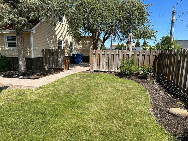 More Photos Of 336 NW 7th St, Redmond Office For Sale