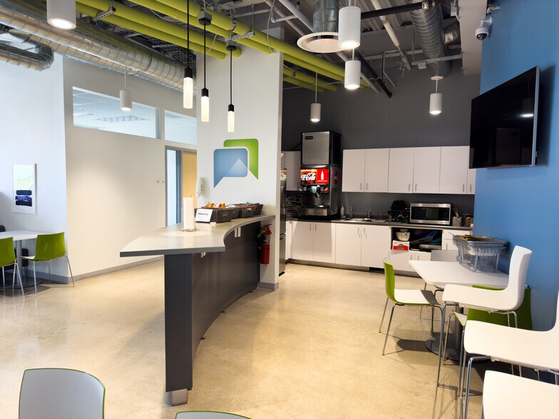 More Photos Of 7440 S Creek Rd, Sandy Office For Lease