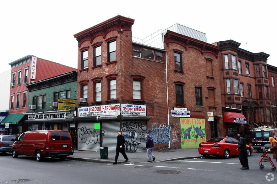 More Photos Of 837 Manhattan Ave, Brooklyn Storefront Retail Residential For Lease