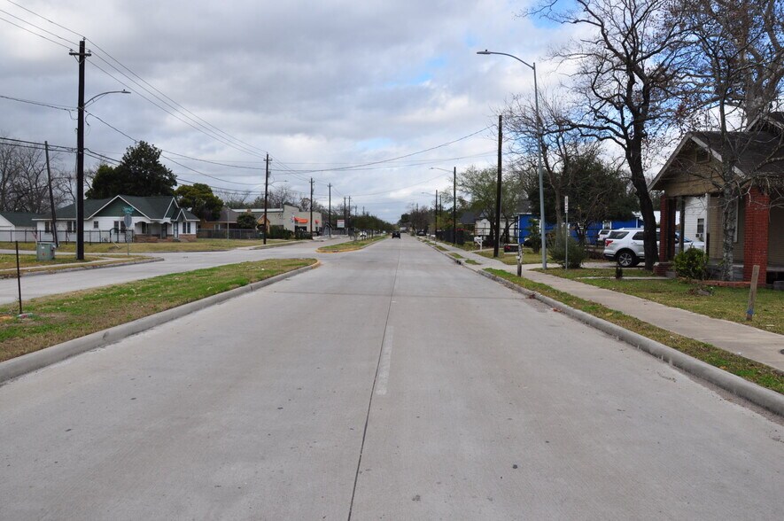 More Photos Of 10210 Fulton St, Houston Warehouse For Sale