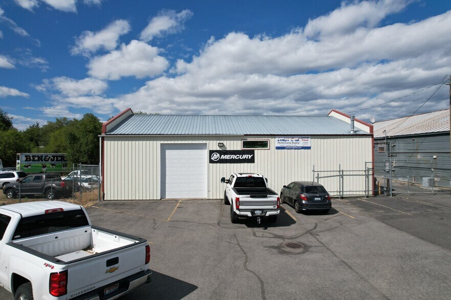 More Photos Of 17809 E Appleway Ave, Spokane Valley Showroom For Lease