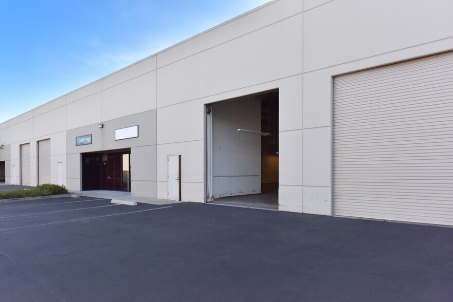 More Photos Of 9820 Dino Dr, Elk Grove Warehouse For Lease